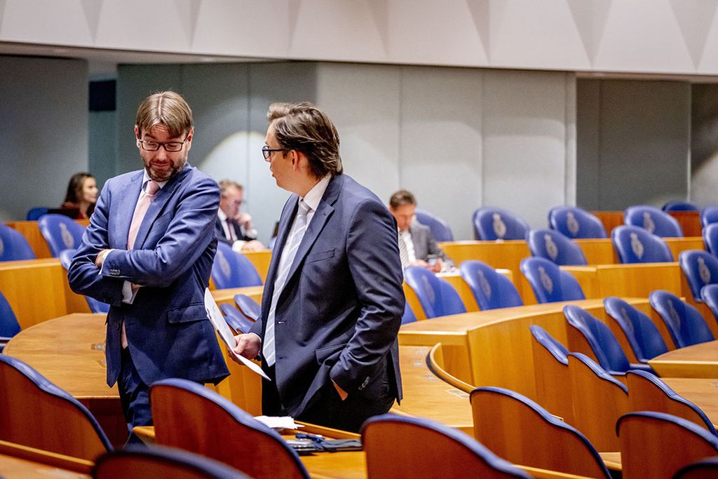 Rechts Grinwis (CU) tegen links Van Weyenberg (D66): "En als ik nou nog een prijspad voor die CO2-heffing in mijn amendement fiets... ?" - Foto: ANP
