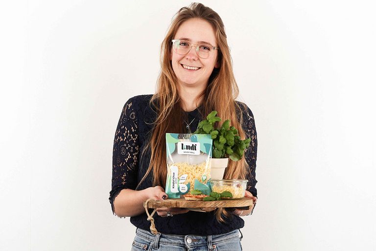 Hanne Clemens ontwikkelde een kaas die deels bestaat uit plantaardige ingrediënten en deels uit kaas met de naam Kindof Dairy.