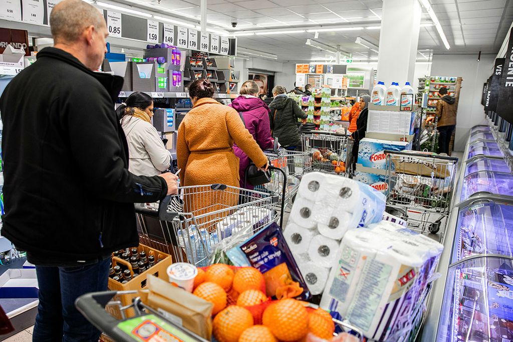Klanten doen boodschappen bij de Lidl supermarkt in Dordrecht. Het RIVM heeft nieuwe maatregelen getroffen omtrent het coronavirus waardoor mensen meer boodschappen zijn gaan inslaan. - Foto: ANP