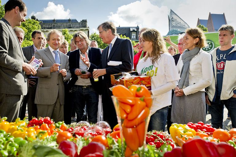 In 2011 kwam de glastuinbouw ook al publieksvriendelijk in actie op Het Plein in Den Haag, toen vanwege de Ehec-crisis. -foto: ANP