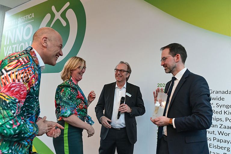 Vlnr: Jan Doldersum en Heleen van Rijn nemen de Fruit Logistica Innovation Award voor de Tatayoyo in ontvangst uit handen van Kaasten Reh en Kai Mengelberger. - Foto: Messe Berlin