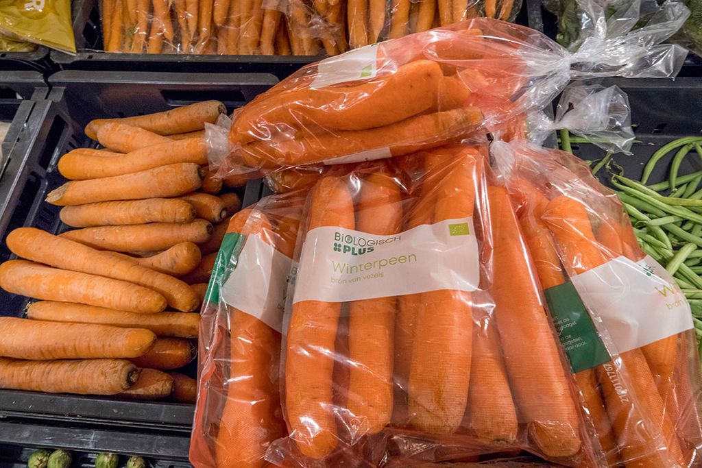Verpakte biologische producten in supermarkten zullen vaker voorkomen. - Foto: Koos Groenewold