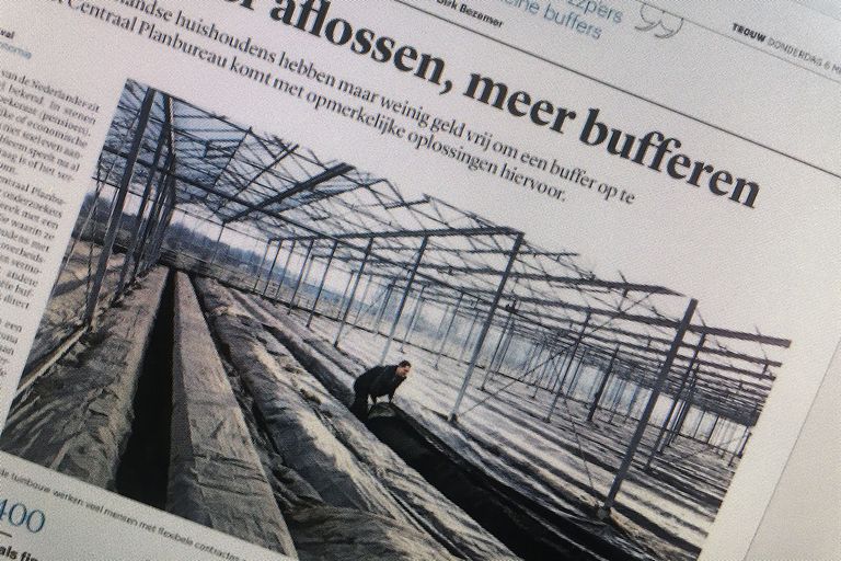 CPB: Nederlanders sparen minder. Hebben de glastuinders dat ook al gedaan? - Foto van pagina 17 van Trouw donderdag 6 mei 2021