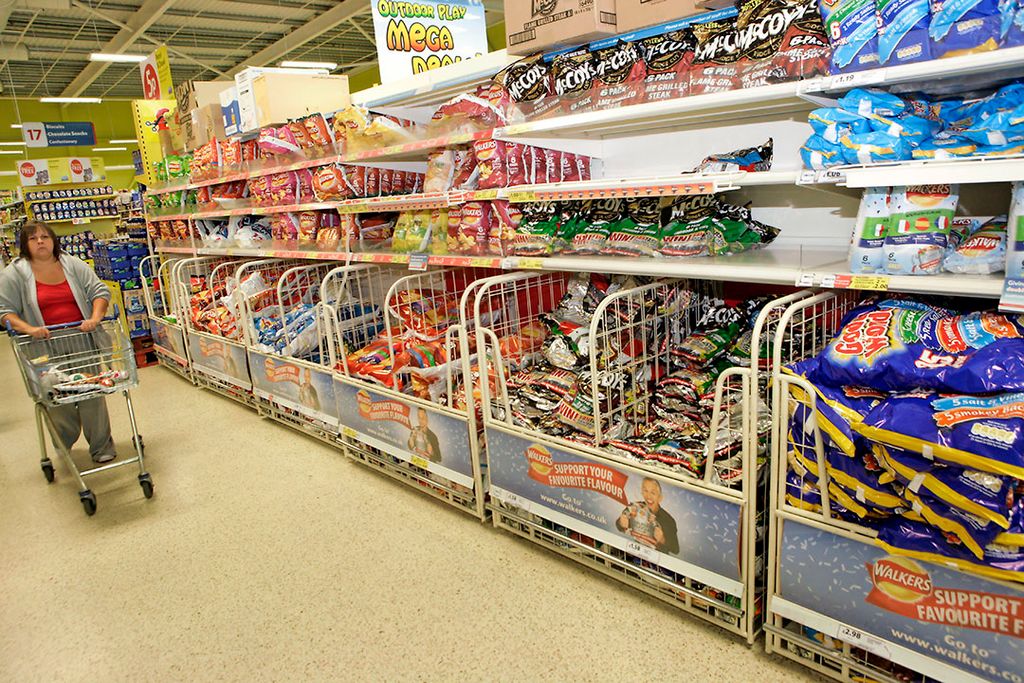 Schotse supermarkt. In het obesitasprogramma van de Britse regering wordt de verkoop van producten met te veel vet, suiker of zout aan banden gelegd. - Foto: Henk Riswick