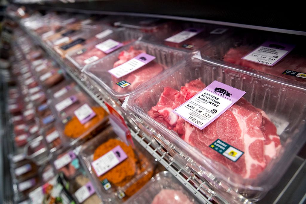 Varkensvlees in de schappen bij een supermarkt. - Foto: ANP