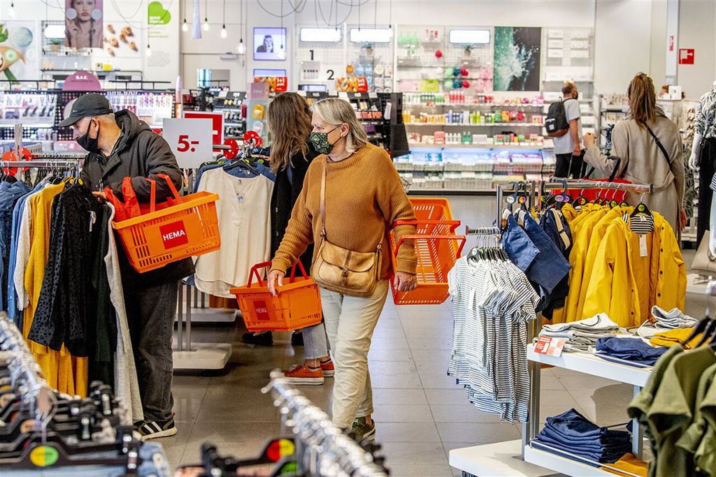 Winkelen bij de Hema. Nederlanders gaven in april 2021 9,5% meer uit dan in april vorig jaar. - Foto: ANP