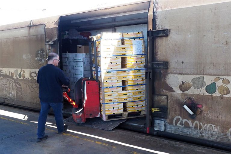 Het laden van de fruittrein in 2019. - Foto: ANP