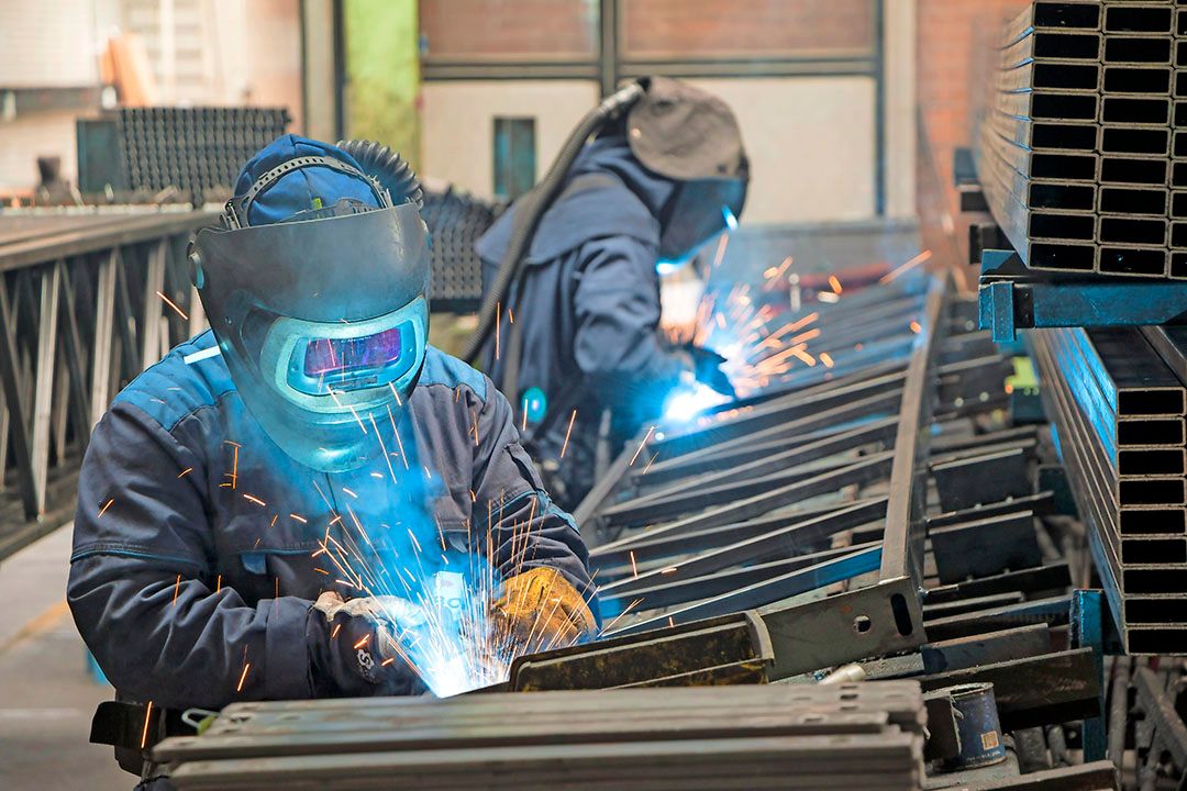 In de fabriek in Monster maakt Kubo zijn eigen kasonderdelen. - Foto: Joef Sleegers