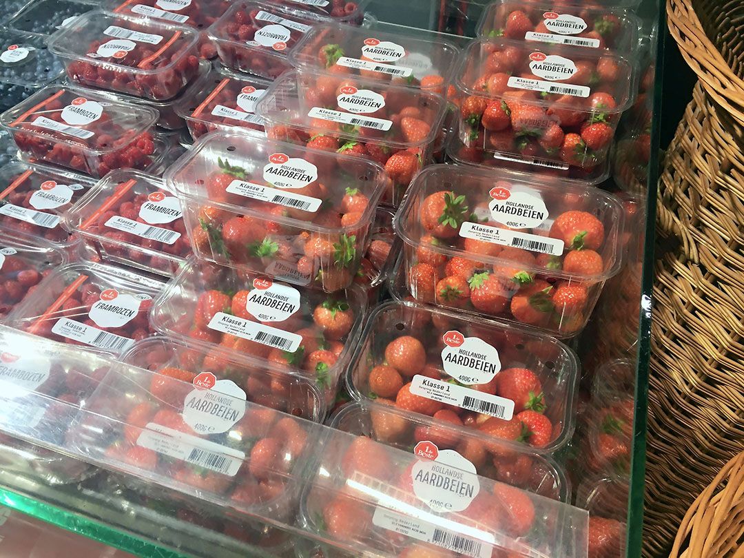 De aardbeien bij Dirk kosten €2,95 per 400 gram. - foto: Ton van der Scheer