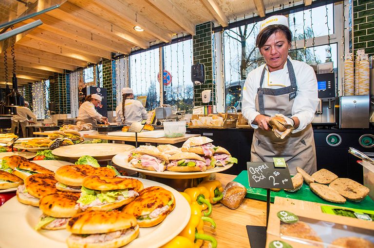 Door de coronamaatregelen was de foodservicetak van Jumbo, La Place, maar beperkt open. De omzet viel daarom flink terug. - Foto: Jumbo