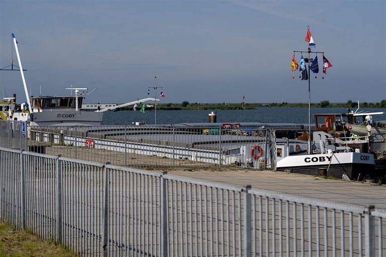 De drie schepen geladen met tarwe met een te hoog gehalte aan fosfine, liggen aangemeerd in Lelystad.