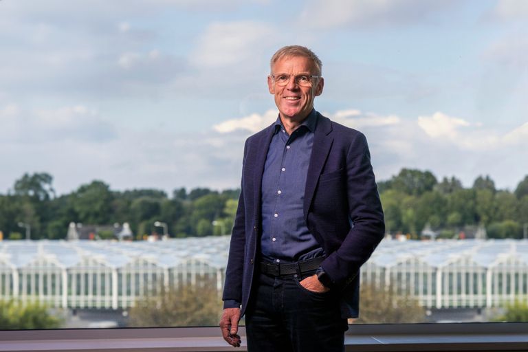 Martien Penning kent de tuinbouw op zijn duimpje. Hij onderzoekt met zijn adviesbureau Hillenraad al ruim 20 jaar de top van de tuinbouwbedrijven voor de gezaghebbende ranglijst Hillenraad100. Foto: Thierry Schut/Hillenraad