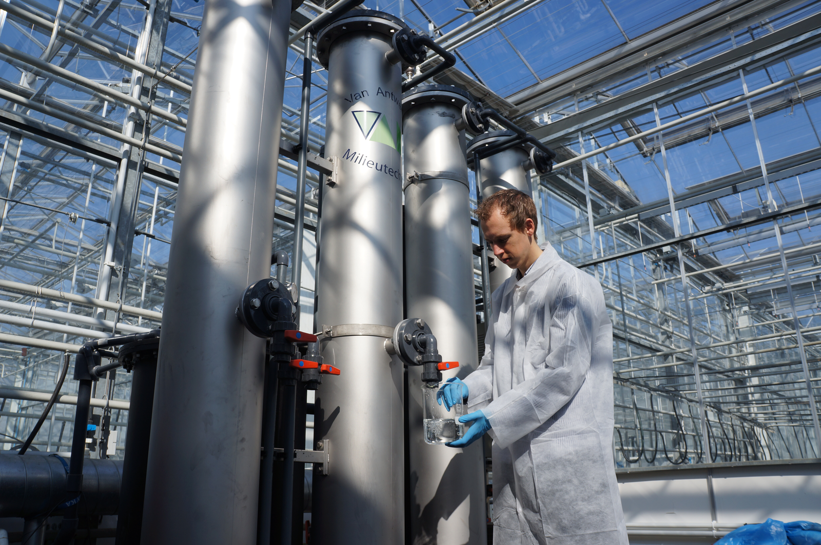 WUR-onderzoeker Jim van Ruijven onderzoekt waterzuivering. - foto: G&F