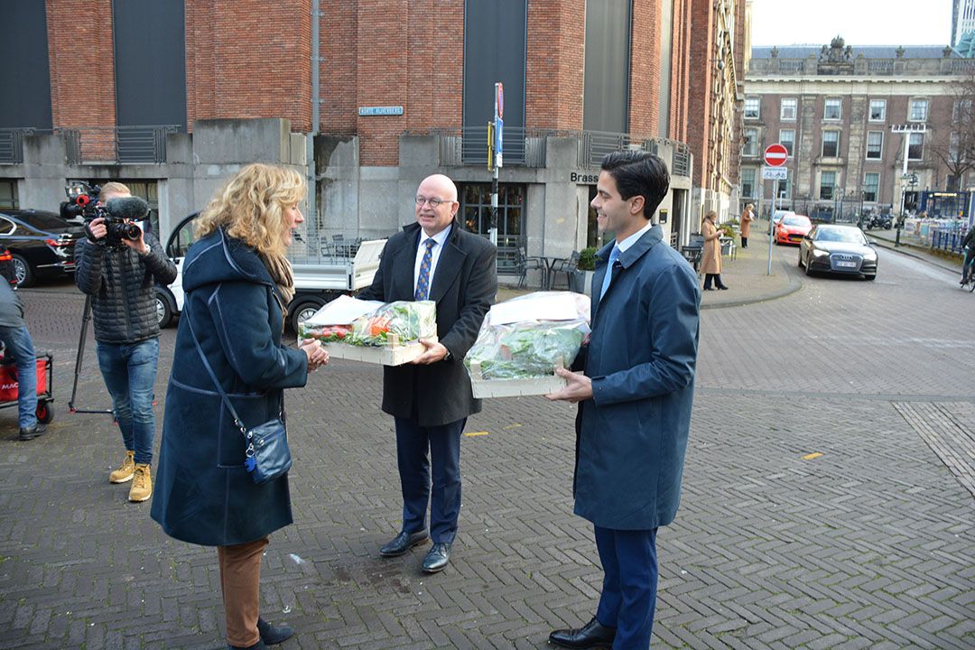 Adri Bom-Lemstra bij de overhandiging van de brandbrief in januari op het Binnenhof aan minister van LNV Henk Staghouwer en minister voor Klimaat en Energie Rob Jetten (rechts). - Foto: Peter Visser