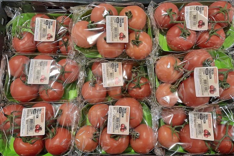 Spaanse trostomaten bij Jumbo supermarkt, vijf tomaten per verpakking voor ¬ 2,89, twee verpakkingen voor ¬ 3,50. - Foto: Harry Stijger