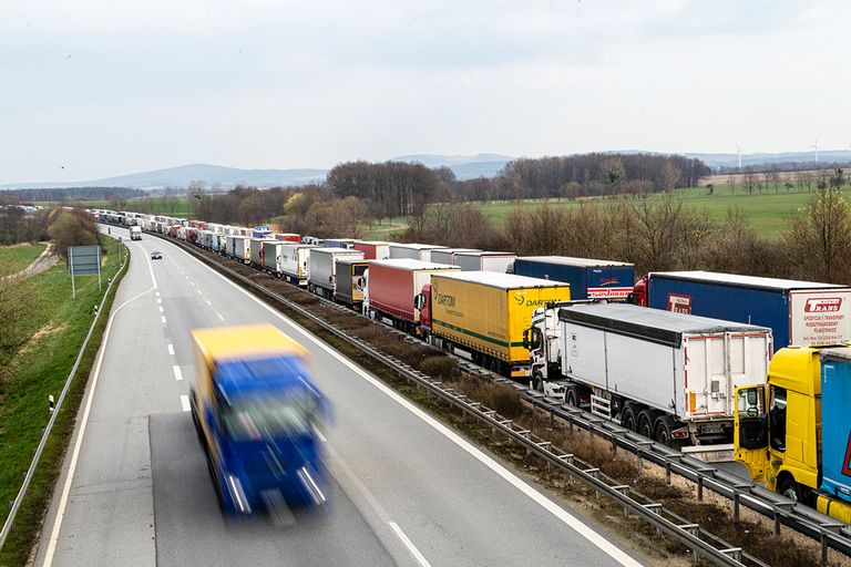 Vrachtwagens in een lange file voor de Pools-Duitse grens. - Foto: ANP