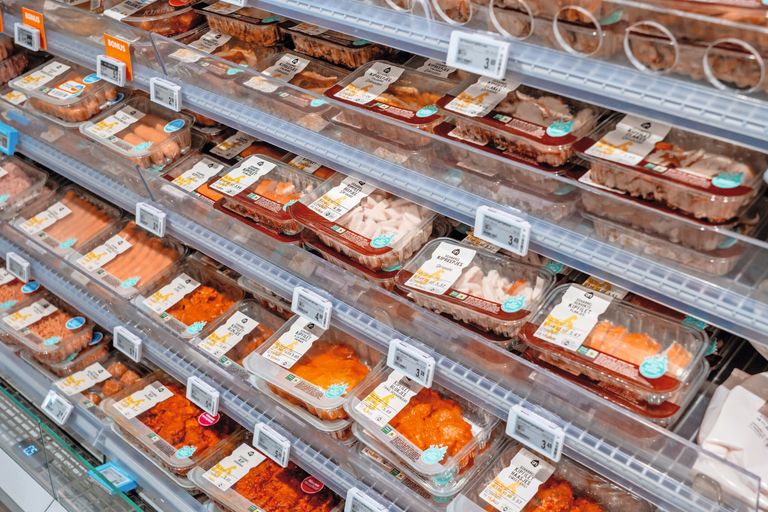 Voor vleesproducten zoals kip hebben de meeste Nederlandse supermarkten inmiddels doelstellingen behaald. Foto: Jan Willem Schouten