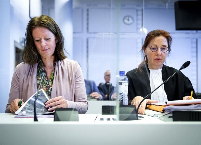 Geesje Rotgers van AgriFacts (links) en advocaat Marjan Peters voor aanvang van het kort geding over de veevoermaatregelen waarmee het ministerie van Landbouw, Natuur en Voedselkwaliteit (LNV) de stikstofuitstoot terug wil dringen. - Foto: ANP/Remko de Waal