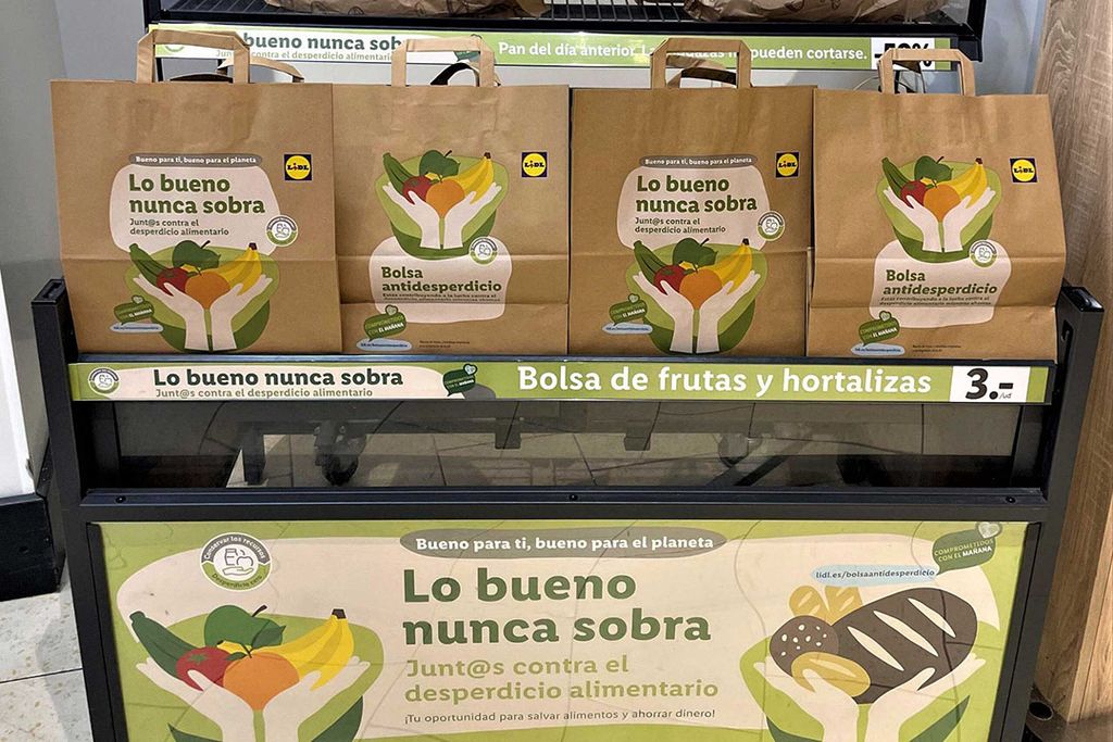 Met de zak misvormde groente hoopt Lidl ook dat de consument iedere dag  groente en fruit gaat kopen. Foto: Lidl España