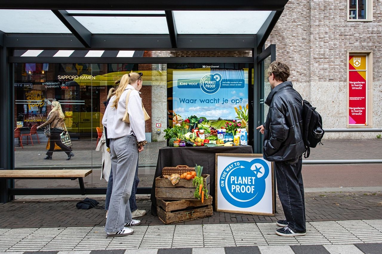 Beeldmateriaal van promotieweek On the Way to PlanetProof: Een gedekte tafel bij een bushalte. Foto: PlanetProof