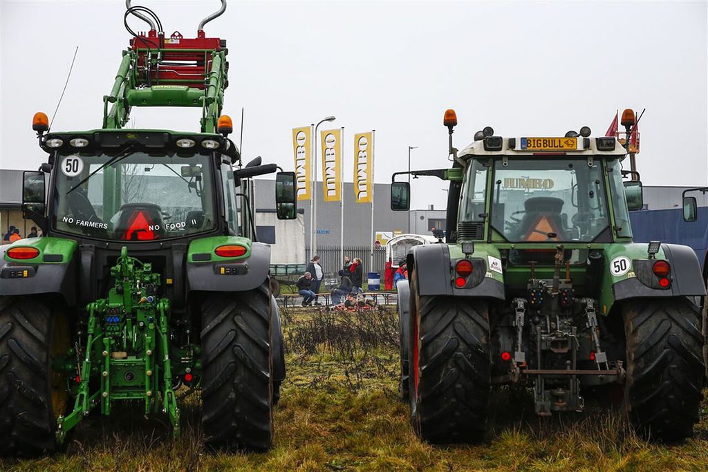 Blokkade van een distrubitiecentrum van Jumbo in Raalte. Bij een blokkade van een distributiecentrum van een bepaalde winkelformule zijn er voor huishoudens vaak voldoende alternatieve winkels bereikbaar. Foto: ANP