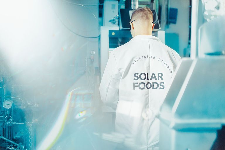 Het Finse Solar Foods maakt eiwit uit microben die gekweekt worden op CO2 en waterstof door middel van fermentatie. - Foto: Solar Foods