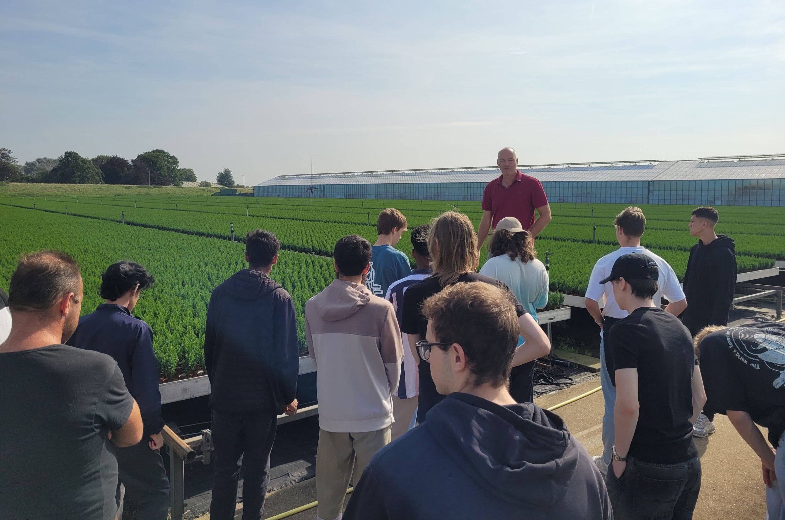 Nog nooit in een kas geweest: mbo-techniekstudenten te gast bij De Vries Potplanten. Foto: Glastuinbouw Nederland