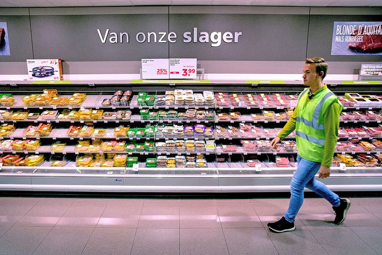 Vleesafdeling van een Plus-supermarkt aan het begin van de coronacrisis toen jasjes van medewerkers opriepen anderhalve meter afstand van elkaar te houden, maar mondkapjes nog niet verplicht waren. Plus gaat een flink deel van het verse vlees aanbieden onder het label ‘Boerentrots’. Foto: ANP