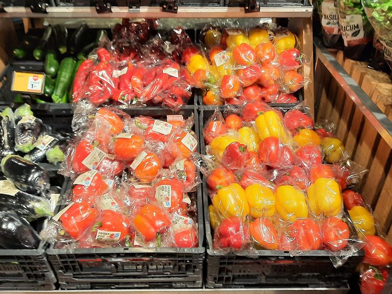 Aanbiedingen in de supermarkten hebben de paprika door de zomerdip geholpen. - Foto: Harry Stijger