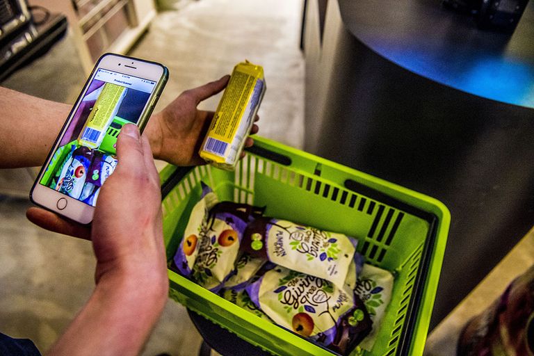Boodschappen scannen in de supermarkt. In februari lagen de consumentenprijzen in Nederland gerekend 4,9% hoger dan een jaar geleden. - Foto: ANP