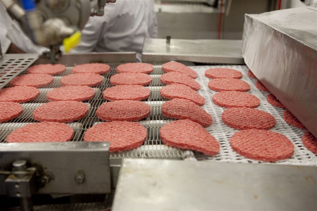 Productie van hamburgers. - Foto ANP