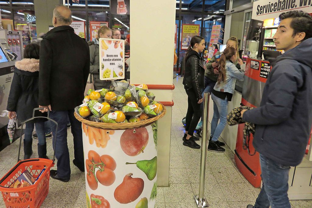 Fruit bij de kassa. De VU onderzocht bij Dirk of dit de aankoop van fruit bevordert. Het leek te werken, maar meer onderzoek is nodig. - Foto: Ton van der Scheer