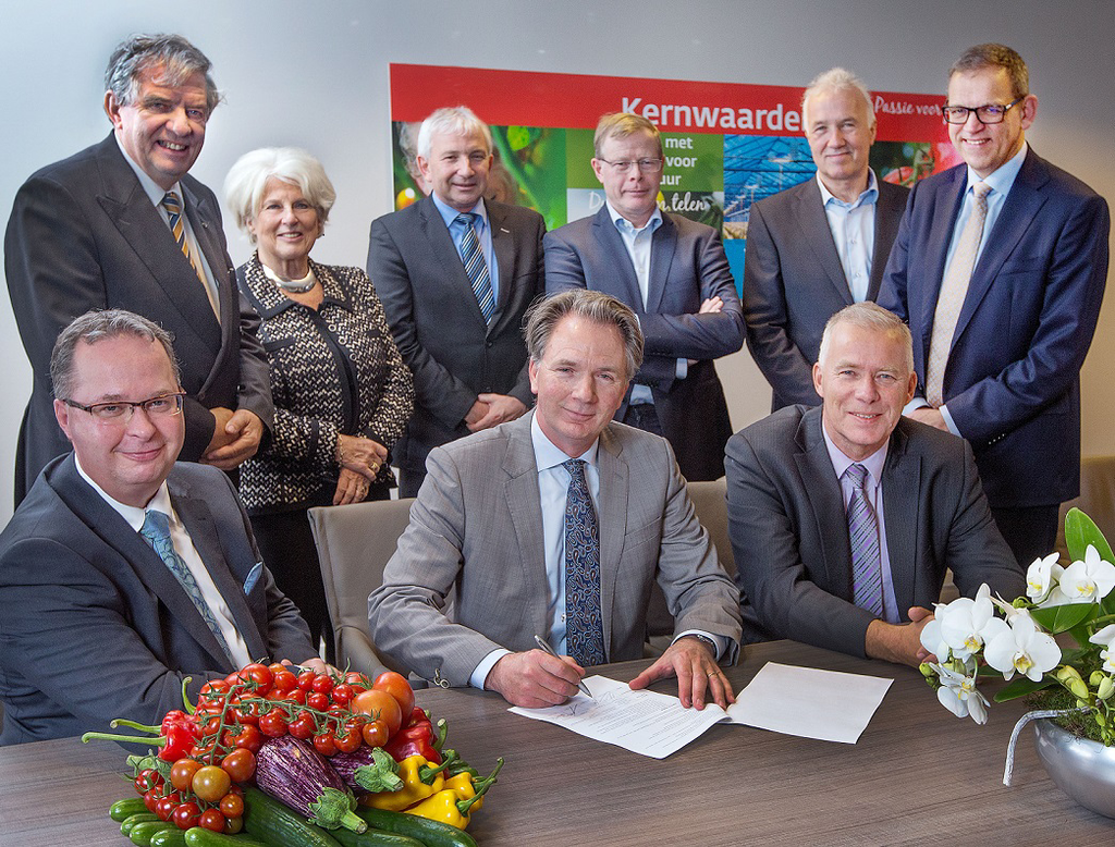 Ondertekening van de coalitie HOT-overeenkomst. Van links naar rechts: Han Weber (Zuid-Holland), Cees Veerman, Karla Peijs, Gijs Kok, Rob van Brouwershaven (EZ), Frank van Kleef, Aad Sonneveld, Theo Duijvestijn (Westland), Ruud Huirne (Rabobank)