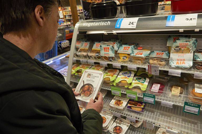 Producten van De Vegetarische Slager, hier in een Nederlandse supermarkt, liggen straks ook in de schappen bij het Franse Carrefour. - Foto: ANP