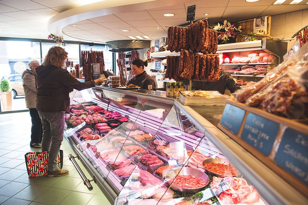 Slagers willen zich meer onderscheiden van supermarkten. Vlees met één ster Beter Leven is onvoldoende, daarom wordt meer gekeken naar bijvoorbeeld Frievar, Livar en Wroetvarkens. - Foto: Michel Velderman