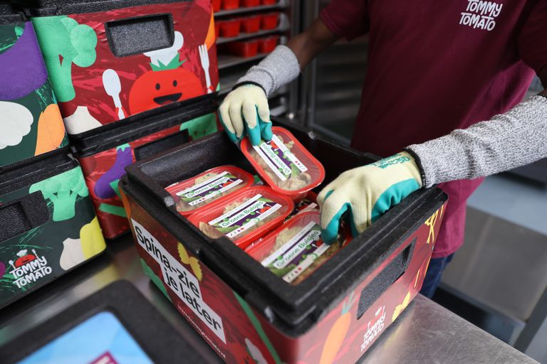 Een zending warme groentelunches worden bij TommyTomato klaar gemaakt voor een basisschool in Haarlem. Foto: Dennis Wisse