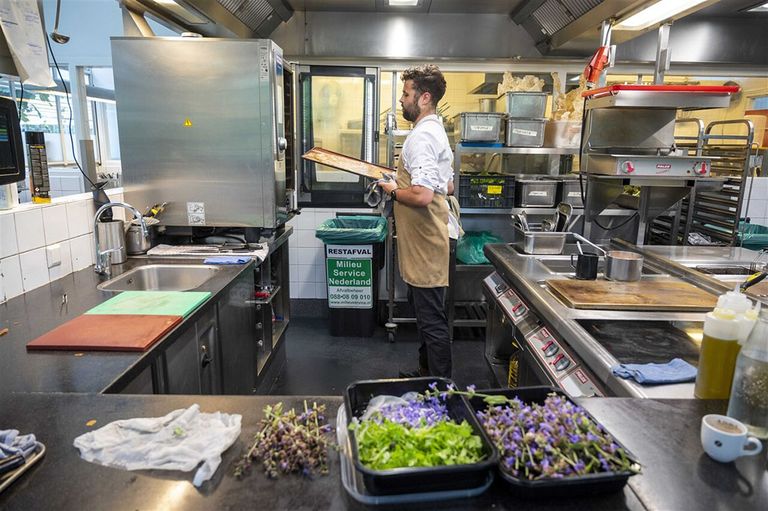 Voorbereidingen voor het diner in de keuken van restaurant De Kas in Amsterdam. - Foto: ANP