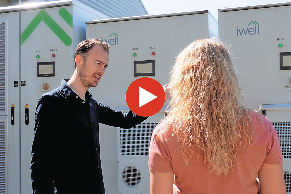 Daan Barendregt van Iwell bij een batterijopslagsysteem. Foto: Iris Hofman
