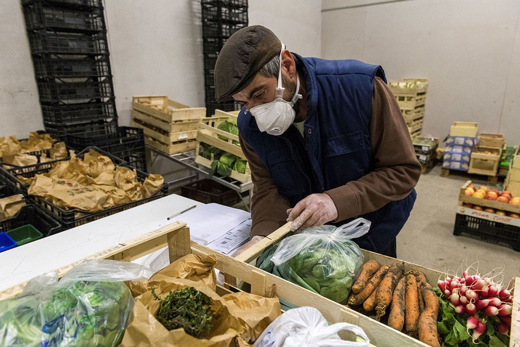 Een Franse teler maakt groentepakketten klaar om te bezorgen. Als een boer ziek wordt, kan hij een vergoeding krijgen om vervanging te betalen. - Foto: ANP