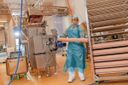 Nu de knelpunten in de productiecapaciteit voor plantaardige vleeswaren voorbij zijn, gaat Rügenwalder Muhle weer de boterhamworst met vlees maken. Foto: Rügenwalder Muhle