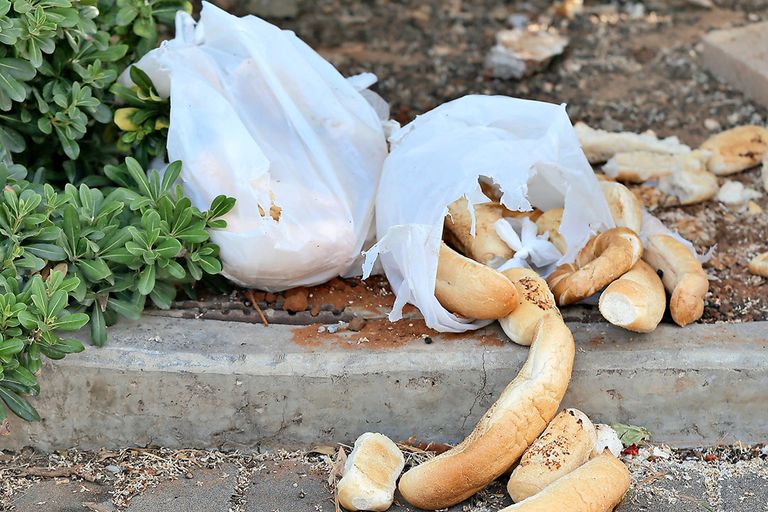 Weggegooide broden en broodjes. In Nederland worden dagelijks 700.000 broden per dag te veel gebakken. - Foto: Canva