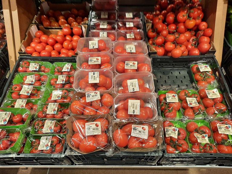 Tomaten in winkelschap. - Foto: Harry Stijger
