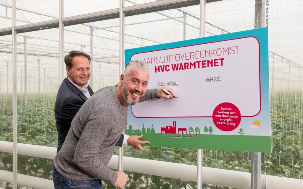 Marcel Numan, paprikateler in Heerhugowaard (Althon), tekent een leveringsovereenkomst met HVC. - Foto: HVC