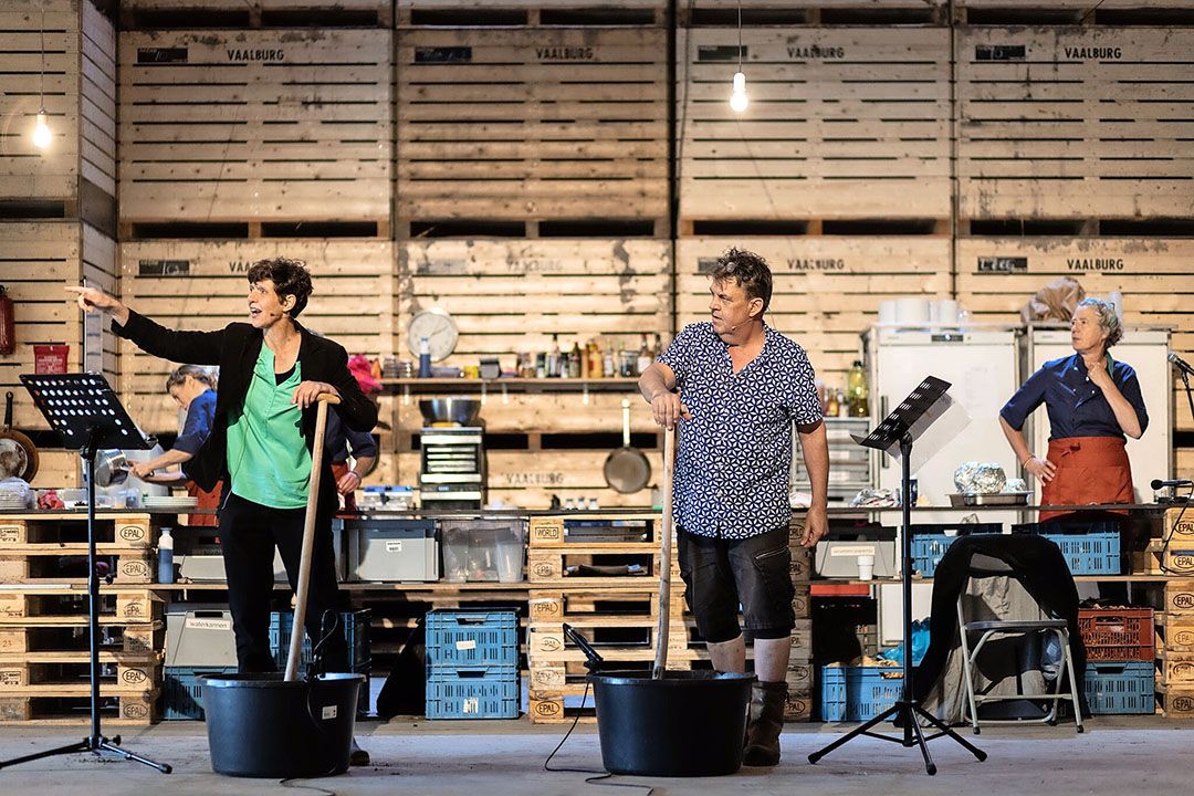 De voorstellingen van 'Grondproeven' vonden plaats op het bedrijf van knolselderijtelers Ted en Nicoline Vaalburg. - Foto: Lucas Kemper