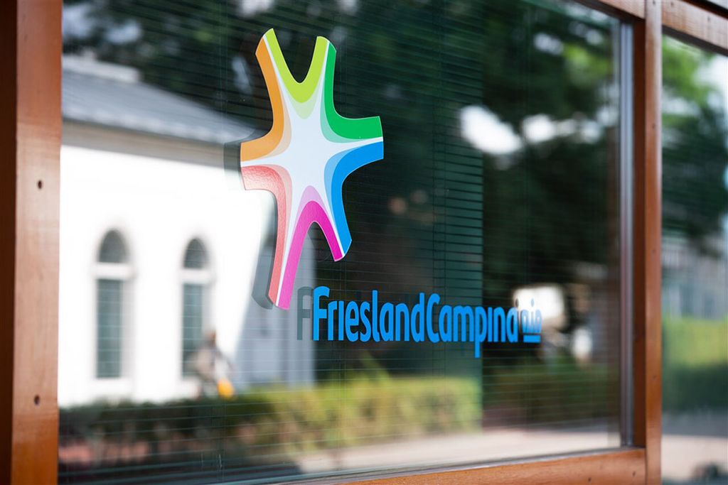 Het logo van FrieslandCampina op het hoofdkantoor van de zuivelaar in Amersfoort. - Foto: ANP