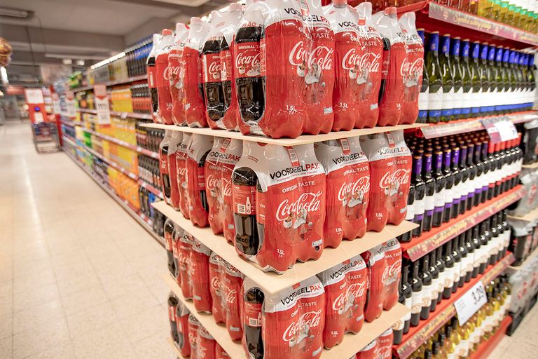 Ruim aanbod aan cola in een supermarkt. Suikertaks betekent in de praktijk vooral: frisdranktaks, ofwel extra belasting op suikerhoudende (fris)dranken. Foto: ANP