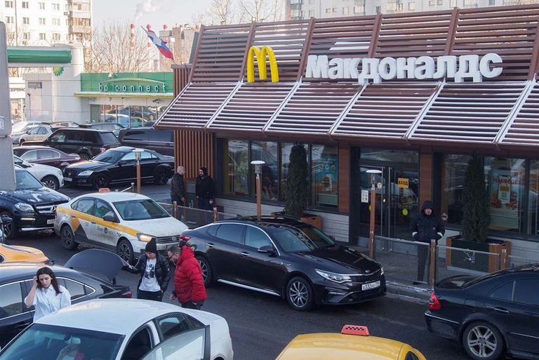 Deze McDonald's-vestiging in Moskou was woensdag 9 maart nog geopend. Vele bedrijven sluiten vestigingen of fabrieken in Rusland. - Foto: ANP