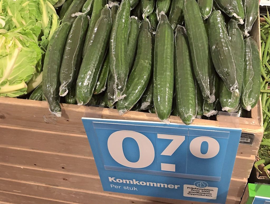 Groente-aanbieding bij AH: komkommers voor 70 cent. En het zijn eind januari zowaar al Nederlandse!   Foto Ton van der Scheer