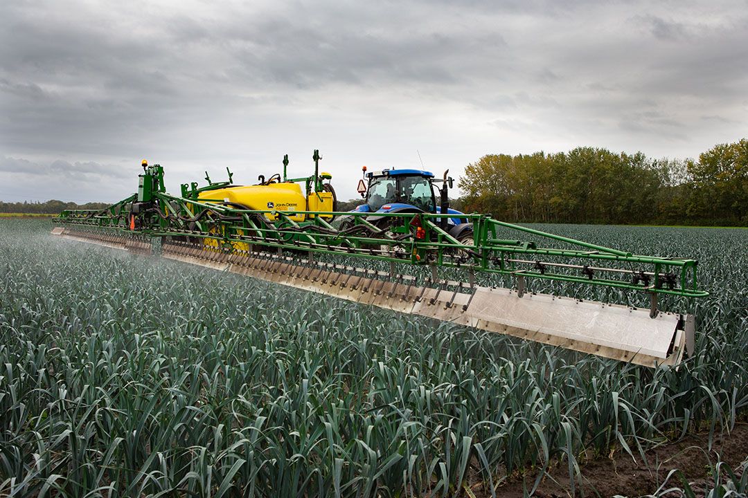 De aanwending van gewasbeschermingsmiddelen moet fors omlaag vindt de Europese Commissie. Daarvoor zijn drastische plannen op tafel gekomen. - Foto: Henk Riswick