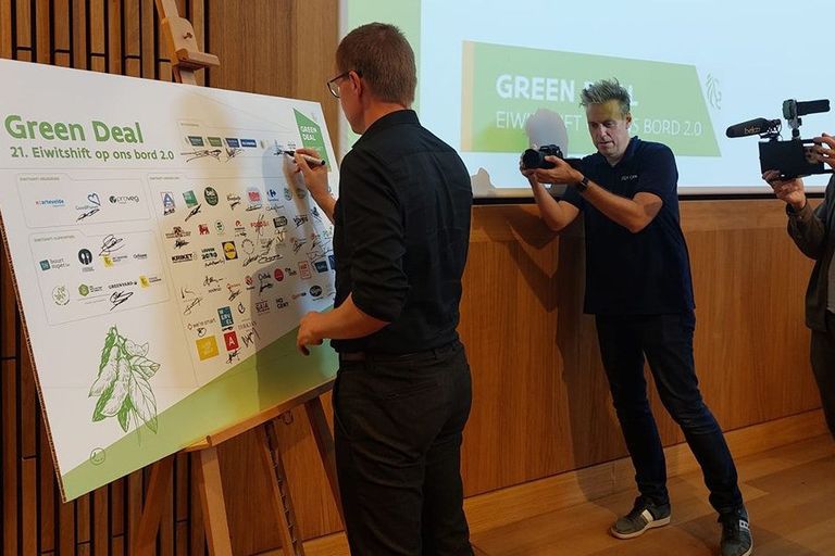 65 partijen ondertekende de Green Deal Eiwitshift 2.0 in Vlaanderen. Foto: Departement Omgeving